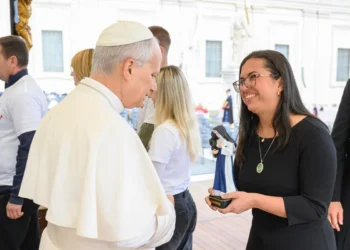 Salvador fortalece presença no turismo religioso após entrega de imagem de Santa Dulce ao Papa
