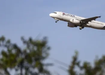 Latam restringe acesso ao banheiro para quem paga tarifa menor e gera polêmica